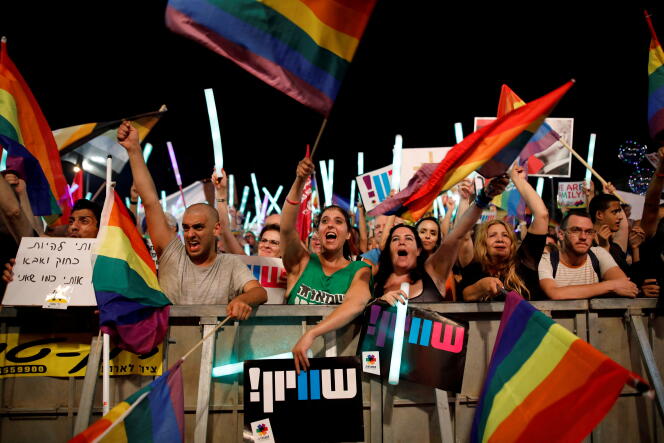 Manifestation de membres de la communauté LGBT contre le projet de loi discriminatoire sur les mères porteuses sur la place Rabin à Tel-Aviv, en Israël, le 22 juillet 2018.