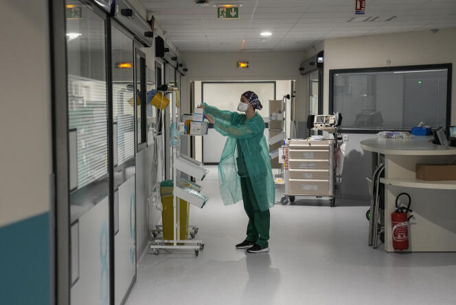 Une infirmière à l’hôpital Delafontaine de Saint-Denis, en 2022.