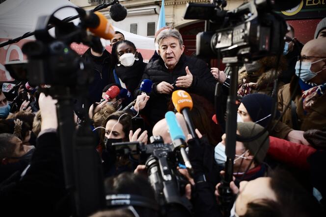 Jean-Luc Mélenchon devant des journalistes lors de sa venue à la manifestation organisées par les grévistes de l'Assemblée nationale à Paris, jeudi 13 janvier 2022.