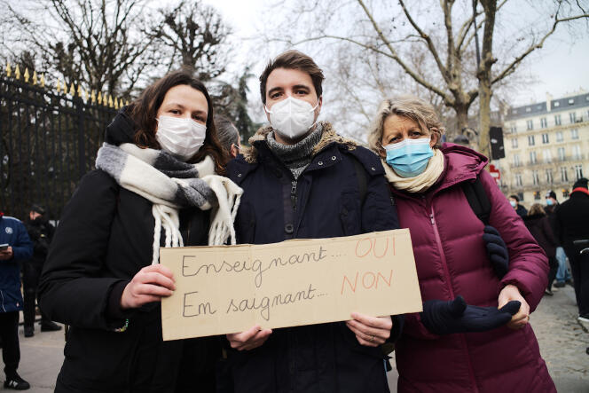 Three school teachers in the Hauts de Seine parade with the Parisian procession, January 13, 2022.