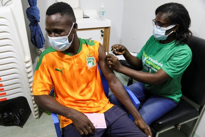 Vaccination contre le Covid-19 d’un supporter de la coupe d’Afrique des nations, à Abidjan, en  Côte d’Ivoire, le 12 janvier 2022.