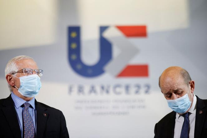 El Alto Representante de la UE para Asuntos Exteriores, Josep Borrell, y el Ministro francés de Asuntos Europeos, Jean-Yves Le Drian, durante una reunión en Brest el 13 de enero de 2022.