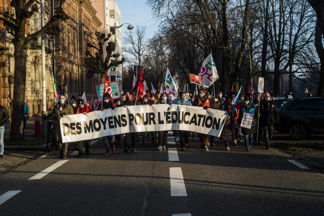 Manifestation des enseignants contre le « désordre indescriptible » dû aux mesures du gouvernement contre le Covid-19, à Marseille, jeudi 13 janvier.