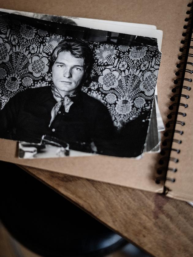 Bernard Bousset en 1967 à Paris. « La mode des petits foulards », commente-t-il.