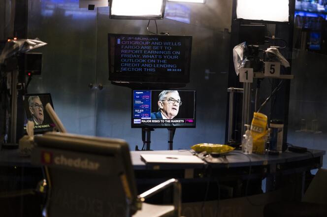 Sur l’écran, le président de la Réserve fédérale, Jerome Powell, à la Bourse de New York, le 11 janvier 2022.