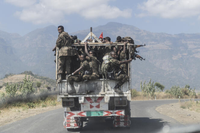 Des soldats de la Force de la défense nationale éthiopienne (FDNE) à bord d'un camion à Wichale, en Ethiopie, en décembre 2021.