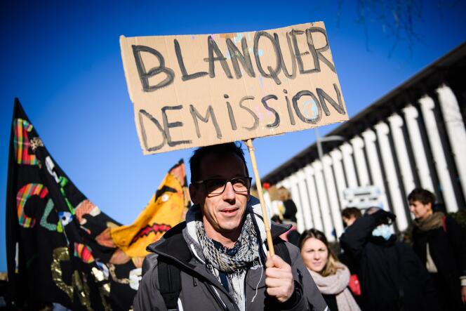 Des manifestants réclamaient la démission du ministre de l'éducation, lors du mouvement de grève nationale des enseignants, soutenu par les parents d'élèves, le 13 janvier 2022 (ici à Marseille).
