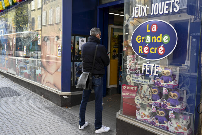 Devant un magasin de jouets à Marseille, le 9 novembre 2020.