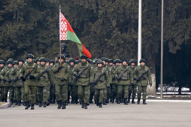 Les casques bleus biélorusses de l’Organisation du traité de sécurité collective assistent à la cérémonie officielle de lancement du retrait de ses troupes à Almaty, au Kazakhstan, jeudi 13 janvier 2022.