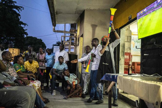Des supporters du Cameroun devant un bar de Douala, jeudi 13 janvier.