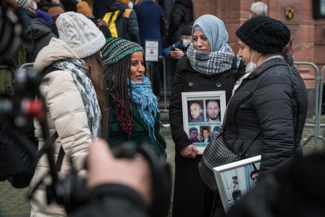 Des militants syriens portent des photos de victimes du régime syrien devant la Haute Cour régionale de Coblence, en Allemagne, le 13 janvier 2022.
