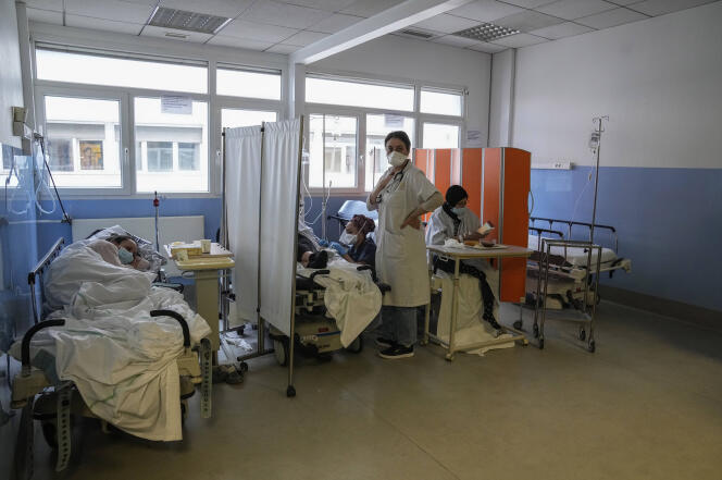 Des infirmières au service des urgences de l’hôpital Delafontaine, à Saint-Denis (Seine-Saint-Denis), le 12 janvier.