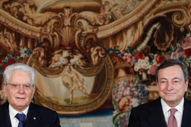 Il presidente italiano Sergio Materella (a sinistra) e il suo leader Mario Draghi al Palazzo delle Guernelle a Roma nel febbraio 2021.