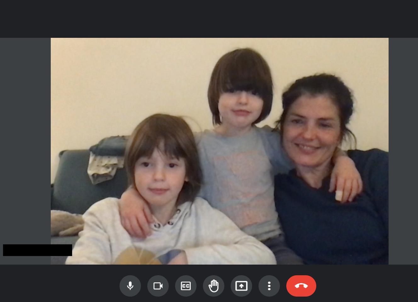 Gaspard, 8 ans, et son petit frère Joseph, 7 ans, aux côtés de leur maman Charlotte, dans leur appartement à Marseille, le 10 janvier 2022.