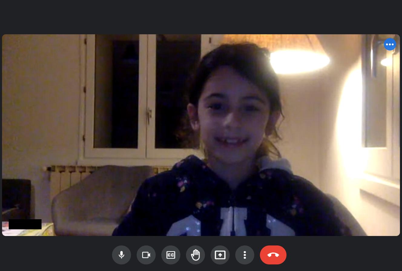 Luna, 8 ans, en classe de CM1 dans une école élémentaire à Gennes (Maine-et-Loire), le 10 janvier 2022.