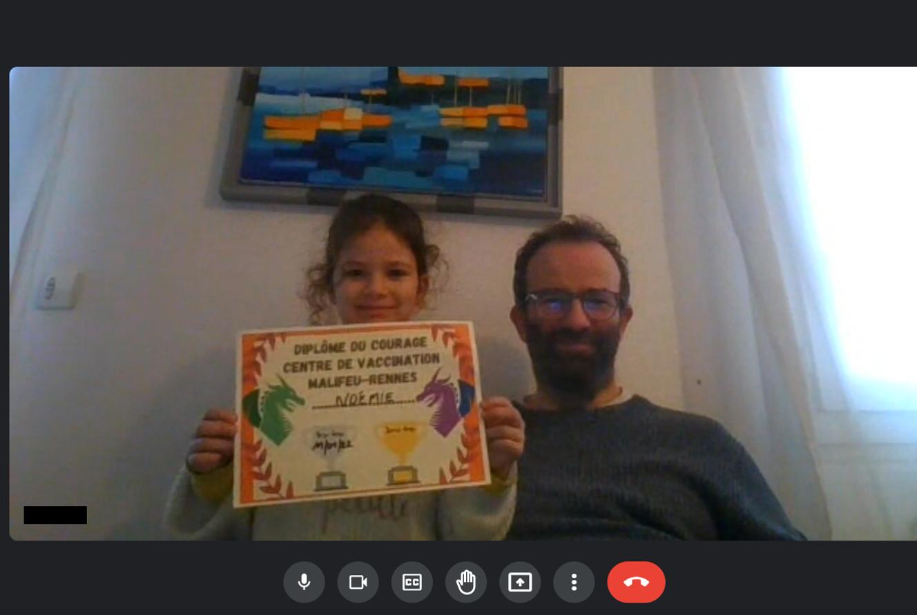 Noémie, 7 ans, en classe de CE1 à L’Hermitage (Ille-et-Vilaine), et son papa, le 11 janvier 2022.