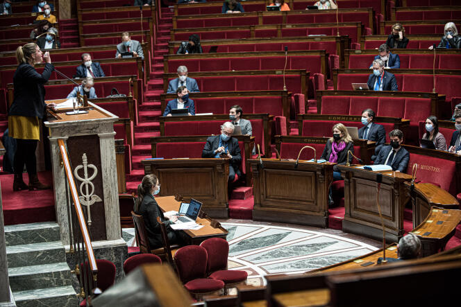 La présidente du groupe LFI, Mathilde Panot, a pris la parole à l'Assemblée nationale pour défendre sa motion de rejet du projet de loi, le 14 janvier 2022.