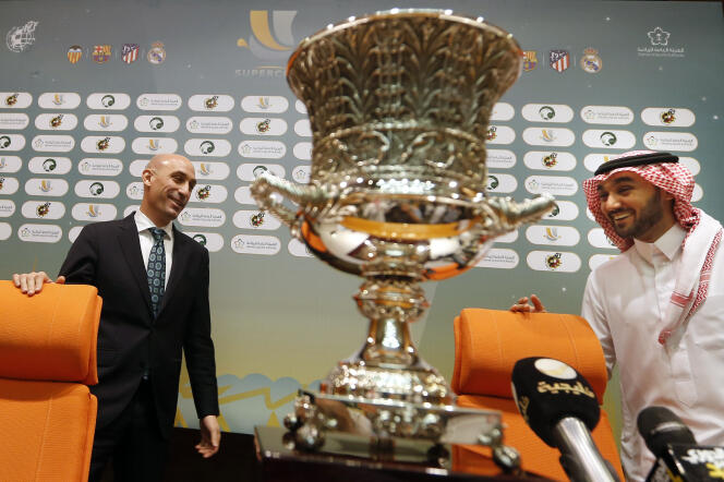 El presidente de la Real Federación Española de Fútbol, ​​Luis Rubiales, a la izquierda, y el actual ministro de Deportes de Arabia Saudita, Abdel Aziz Ben Turki Al-Fayçal, a la derecha, antes de la primera edición de la Supercopa de España, se trasladaron a Arabia Saudita en diciembre de 2019.