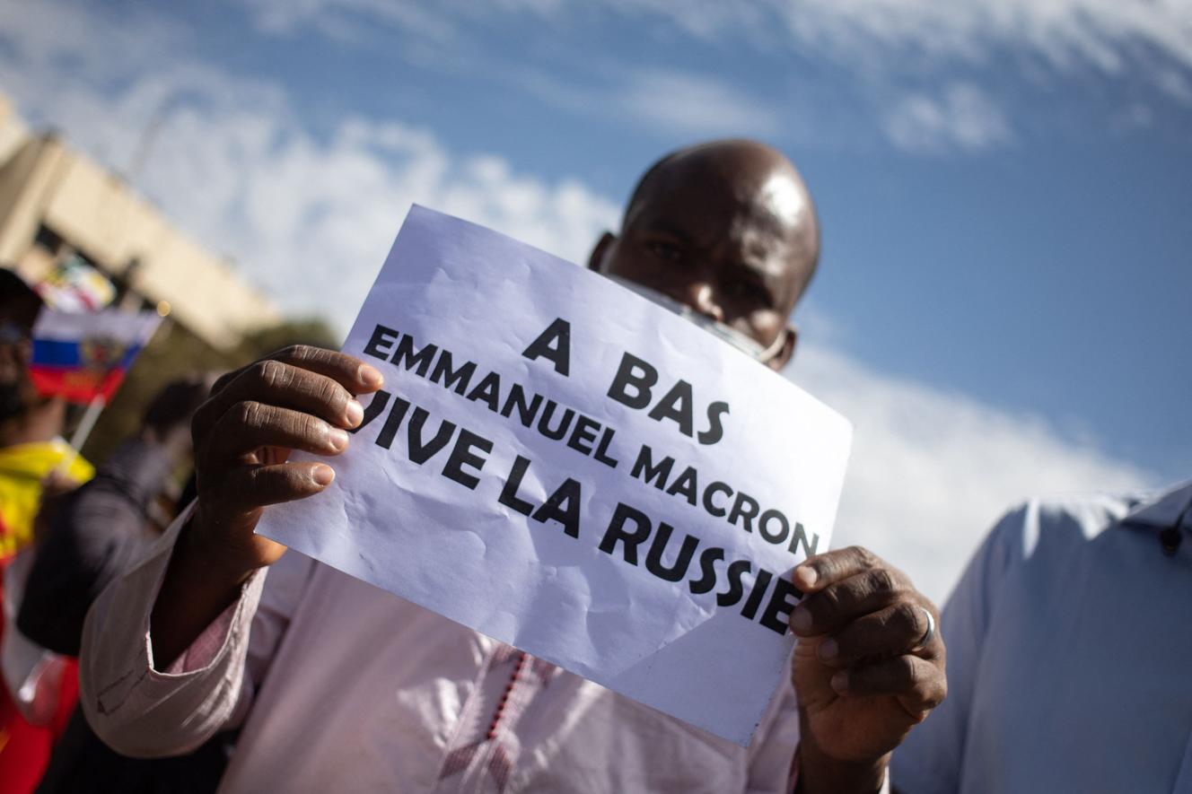Lors d’une manifestation contre les sanctions imposées au Mali et à la junte par la Cedeao, à Bamako, le 14 janvier.
