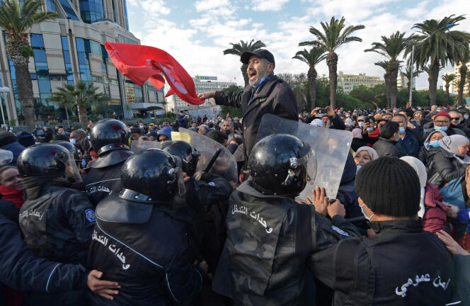 Lors d’une manifestation contre le président tunisien, Kaïs Saïed, à Tunis, le 14 janvier 2022.
