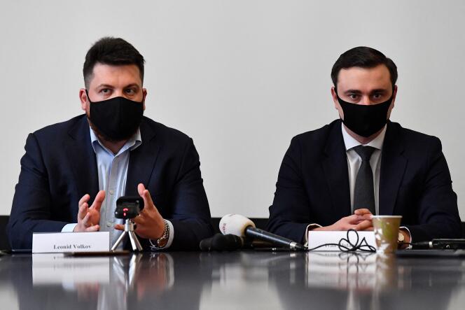 Leonid Volkov (à gauche) Ivan Jdanov (à droite) le 22 février 2021 lors d’une conférence de presse à l’ambassade de Lituanie à Bruxelles.