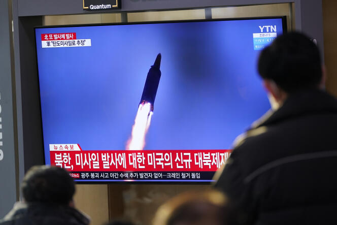 Des Sud-Coréens regardent la télévision à Séoul : il est question du dernier tir de missiles de Pyongyang, le 14 janvier 2022.