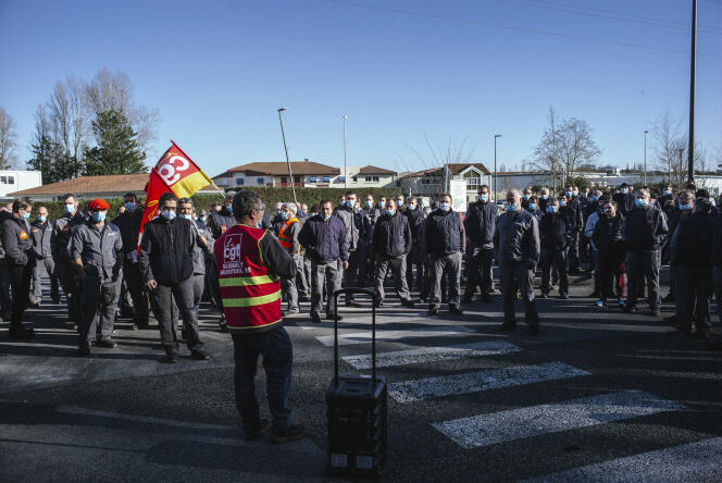 Les salariés de l'usine Dassault Aviation d'Anglet, dans les Pyrénées-Atlantiques, en grève, le 13 janvier 2022.