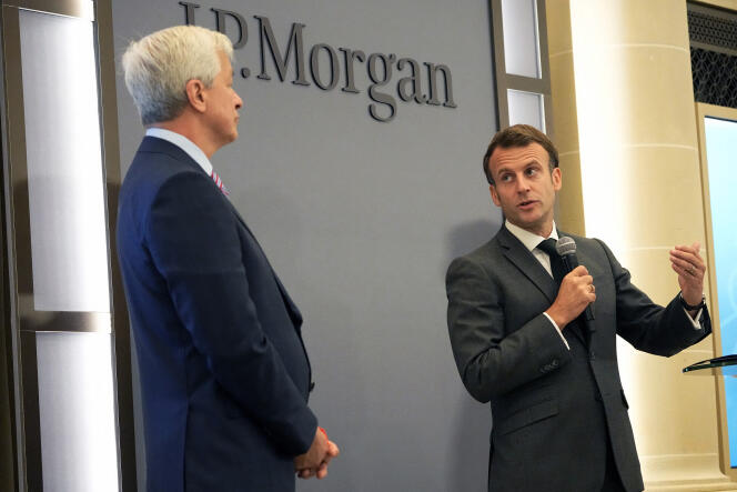 Le président Emmanuel Macron avec le PDG de JPMorgan, Jamie Dimon, lors de l’inauguration du nouveau siège français de la banque américaine, le 29 juin 2021, à Paris.