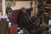 Mohammed Essaouissi, un graveur-ciseleur, qui expose dans sa boutique du souk de Marrakech toutes sortes d’objets en cuivre, le 13 janvier 2022.