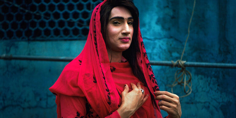 Billo Rani, 23 ans, jeune « hijra », nom donné aux transgenres au Pakistan. En Asie du sud-est, le nom “Rani” renvoie aux princesses de l'Inde, aux femmes des rajas. Lors de leur transformation physique, passant du corps d’homme à celui de femme, les tran