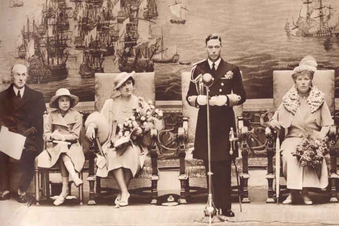le roi George VI (au centre) prenant la parole lors de l’ouverture officielle du National Maritime Museum, Londres, 1937.