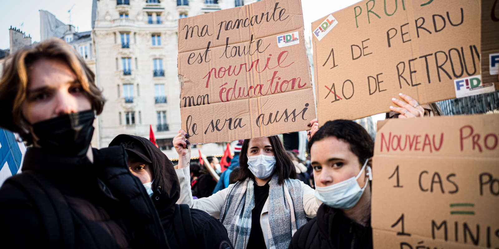 Paris, France le 13 janvier 2022 - Manifestation lors de la journee de greve dans l Education nationale. Une  manifestante au sein du cortege de la Fédération indépendante et démocratique lycéenne  (FIDL) tient une pancarte lisant 