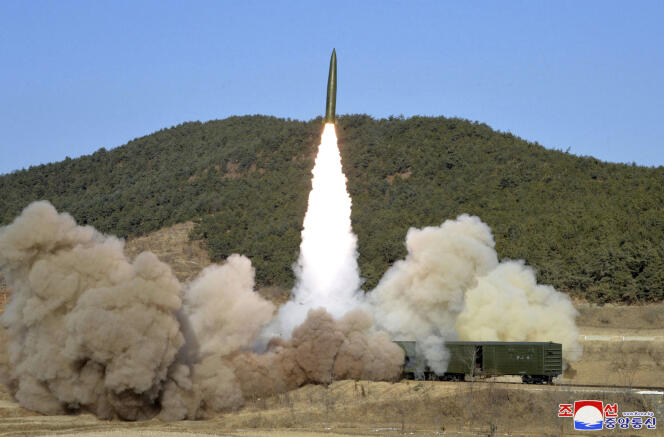 Esta imagem, fornecida pelo governo norte-coreano, mostra um míssil disparado de um trem na província de Pyongyang, no norte, em 14 de janeiro de 2022.