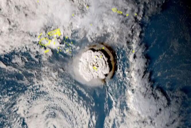 Une image satellite de l’éruption volcanique qui a provoqué un tsunami aux îles Tonga, le 15 janvier 2022.
