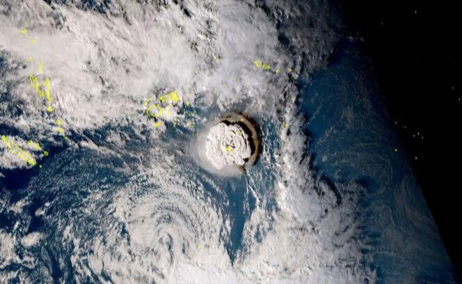 Une image satellite montre l’éruption volcanique qui a provoqué un tsunami aux îles Tonga, le 15 janvier 2022.