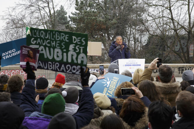 Christiane Taubira salue ses supporteurs après sa déclaration de candidature à l’élection présidentielle, sur l’esplanade de la Grande-Côte, dans le quartier de la Croix-Rousse, à Lyon, le 15 janvier 2022.