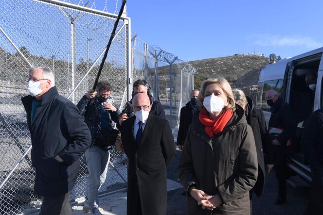 Valérie Pécresse (à droite) s’est rendue dans le camp de migrants de l’île de Samos, en Grèce, accompagnée par Eric Ciotti (au centre) et Michel Barnier (à gauche), le 15 janvier 2022.