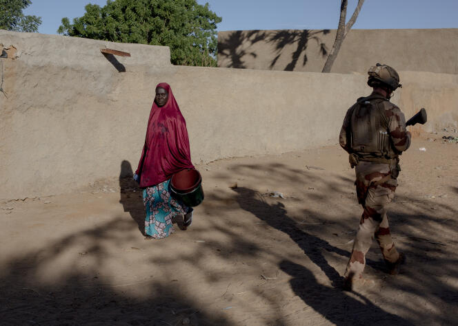 Un soldat de l’armée française, dans une ruelle aux alentours de Gao, au Mali, le 29 décembre 2021.