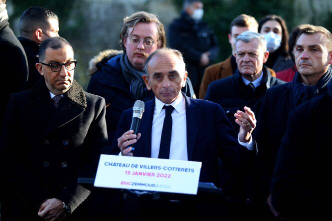 Eric Zemmour (au centre) prend la parole près du château de Villers-Cotterêts, le 15 janvier 2022.