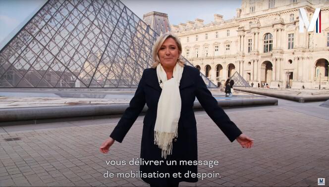 Dans un clip de campagne de trois minutes et demie, où elle se met en scène déambulant sur la célèbre esplanade, Marine Le Pen a concentré ses attaques sur Emmanuel Macron.