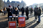 Des bénévoles de la Primaire populaire sur la place de la République, à Lille, le 15 janvier 2022.