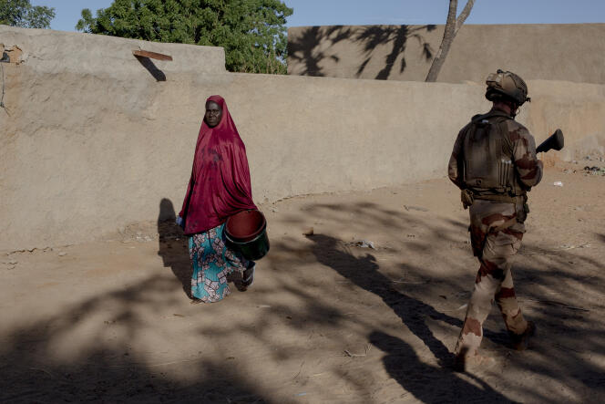Un soldat de l’armée française, dans une ruelle aux alentours de Gao, au Mali, le 29 décembre 2021.