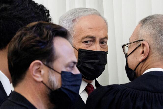 L'ex primo ministro israeliano Binyamin Netanyahu (C), accusato di violazione della fiducia, corruzione e frode, davanti alla testimonianza di Nir Hefetz, un ex aiutante, durante un processo presso il tribunale distrettuale di Gerusalemme est il 22 novembre 2021.