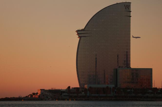 La tour de 29 étages de l’hôtel W Barcelona, pensée comme une voile, par Ricardo Bofill, à Barcelone, le 15 janvier 2022.