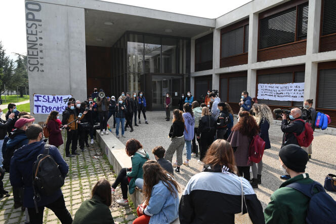Una manifestazione anti-islamofobia davanti al campus Sciences Po Grenoble, a Saint-Martin-d-Isere (Isere), 9 marzo 2021.