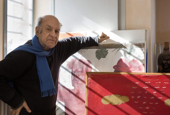 Le peintre grec Alekos Fassianos, devant ses œuvres, dans sa maison à Athènes, en janvier 2018.