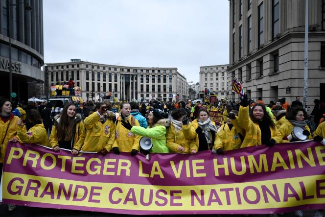 Des manifestants opposés à l’interruption volontaire de grossesse (IVG) arborent une banderole « Protéger la vie humaine, grande cause nationale », le 16 janvier 2022, à Paris.
