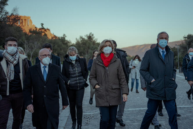 La candidate LR Valérie Pécresse (au centre), accompagnée d’Eric Ciotti, Nadine Morano et Michel Barnier, à Athènes, le 14 janvier 2022.