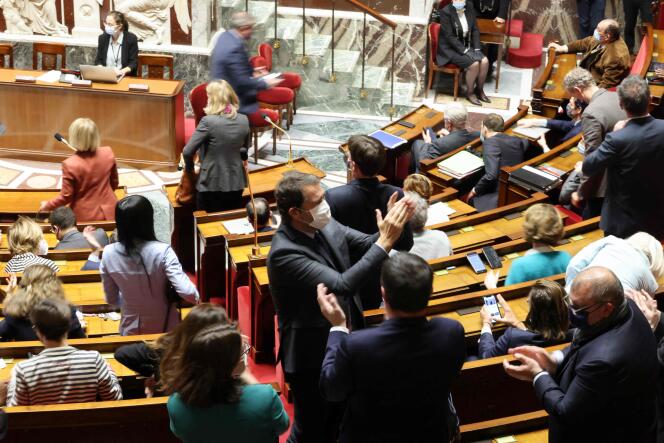 Le président du groupe parlementaire La République en marche (LRM) à l’Assemblée nationale, Christophe Castaner, applaudit lors de la lecture finale du projet de loi instaurant le passe vaccinal, à Paris, le 16 janvier 2022.