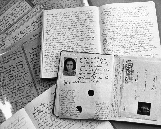 Uma fotografia do passaporte de Anne Frank, escrita entre junho de 1942 e 4 de agosto de 1944, está nos cadernos de seu diário.